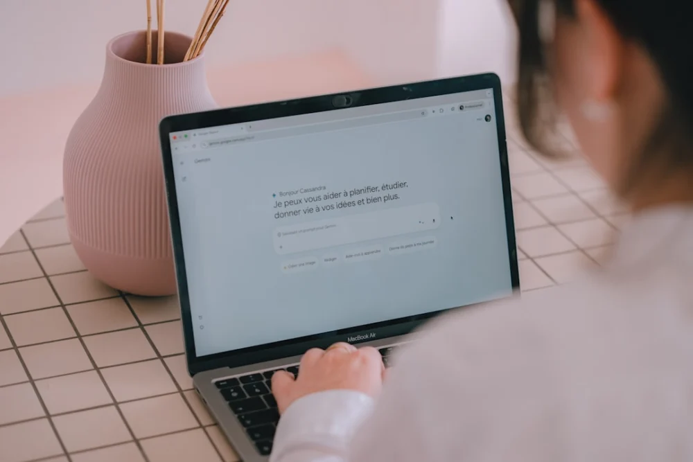 Alexa com IA chega ao Brasil e pode até pedir seu Uber; veja quanto custa