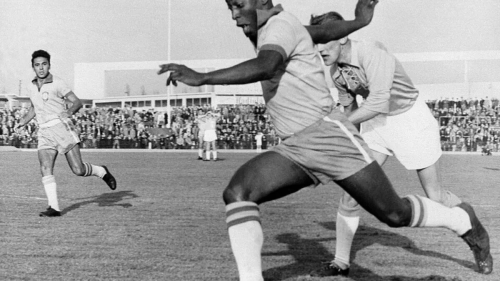 Após décadas sem imagens, tecnologia recria momento histórico de Pelé