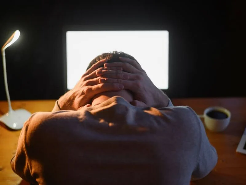 Brasileiros acreditam que a IA aumentou a pressão por produtividade, diz estudo