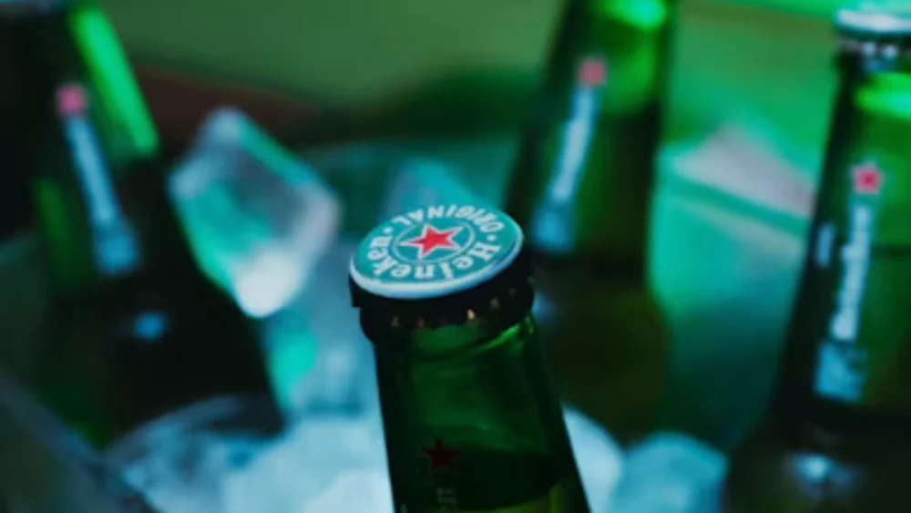 Colocar a cerveja no congelador, usar copo congelado ou encher de gelo? Os erros mais comuns que podem arruinar sua bebida no calor