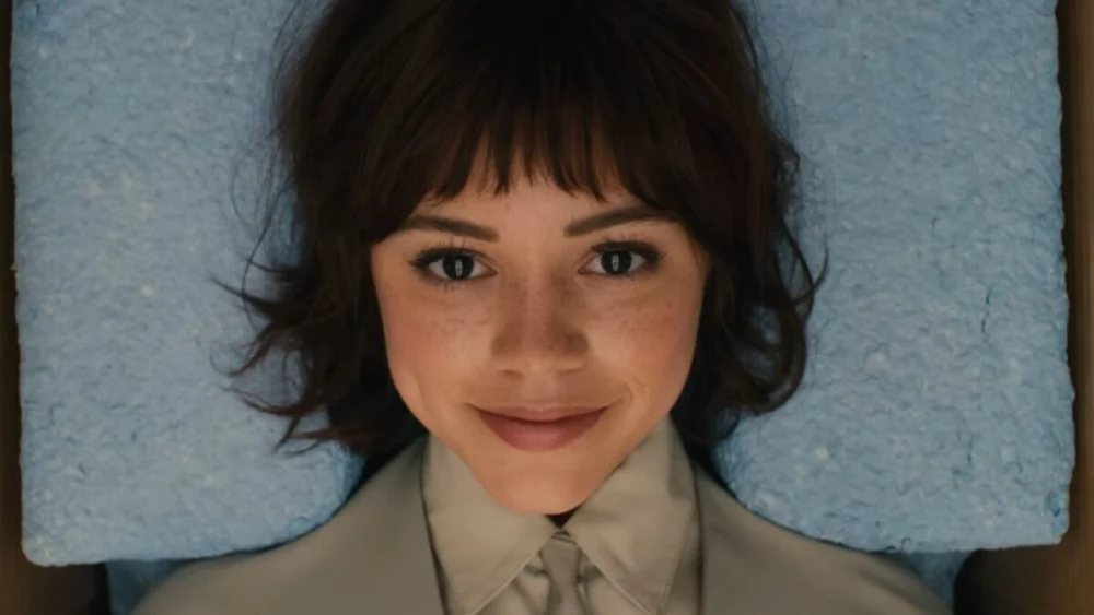 O novo filme de ficção científica com Jenna Ortega acaba de ganhar trailer — e ele esconde uma estreia que muita gente não percebeu