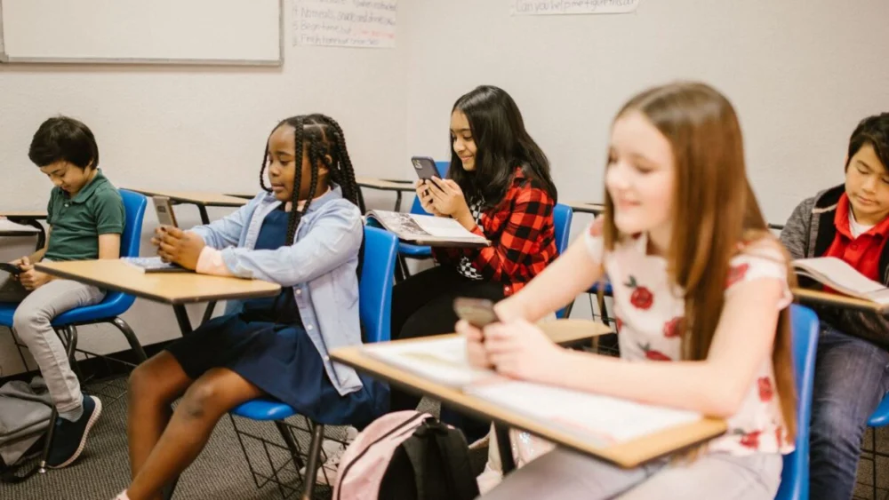 O que aconteceu quando quase 5 mil escolas esconderam os celulares dos alunos surpreendeu até pesquisadores