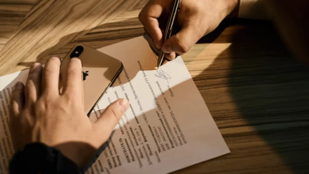 O que significa assinar usando apenas a inicial do nome? A grafologia tem uma explicação — mas ela é controversa