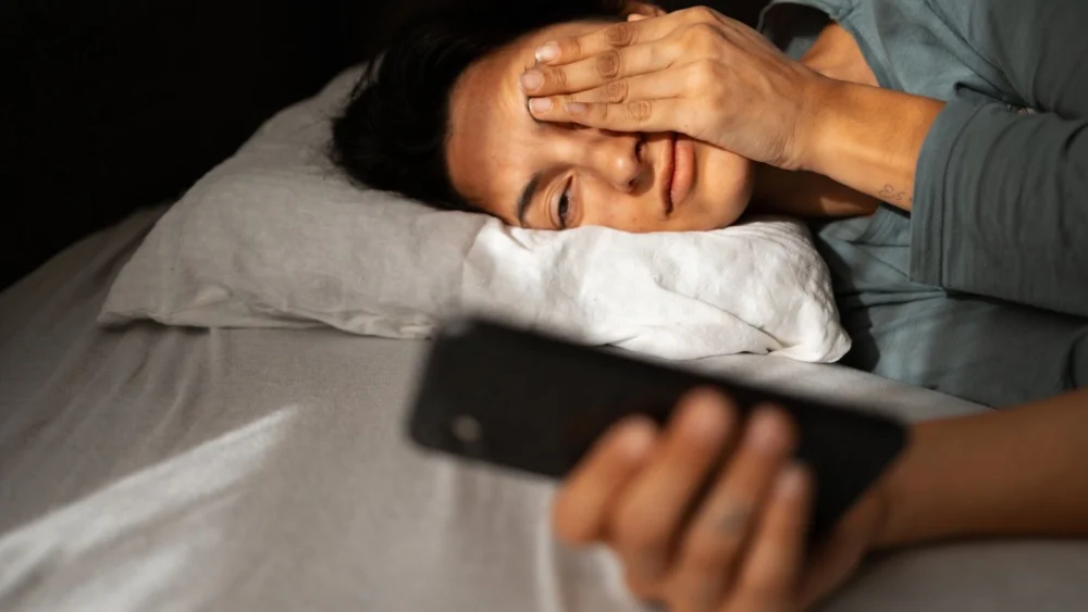 Pegar o celular ao acordar pode estar te deixando mais estressado