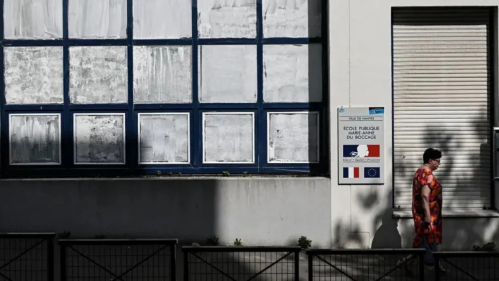 Por que franceses estão pintando janelas com giz para enfrentar o calor extremo — e a ciência diz que a técnica realmente pode funcionar