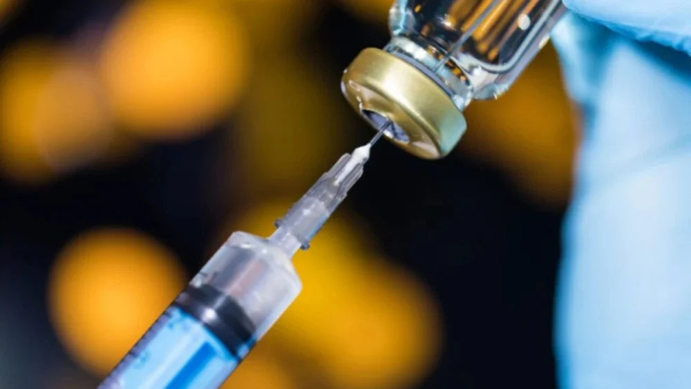 Cientistas já estão usando inteligência artificial para criar vacinas universais — e o primeiro teste em humanos trouxe resultados promissores