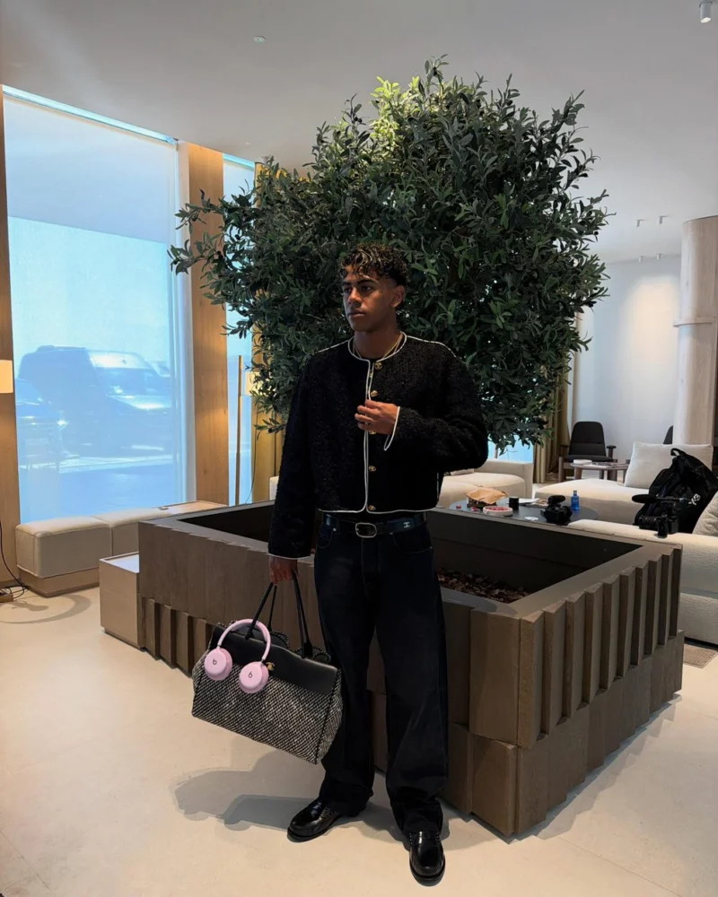 Novo fone da Beats? Lamine Yamal aparece usando modelo inédito em fotos