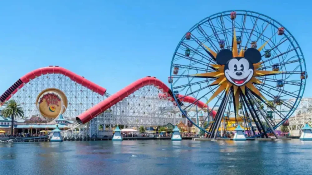 A Disneyland acaba de alcançar 1 bilhão de visitantes — e nem pandemia, ingressos mais caros ou crises conseguiram impedir a marca histórica