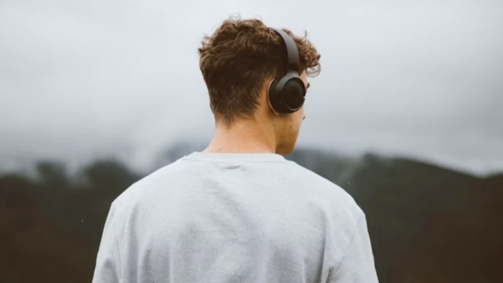A neurociência explica por que você escuta a mesma música repetidamente