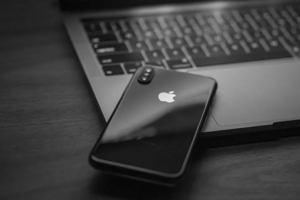Apple tem resultado acima do esperado impulsionada por iPhones e Macs