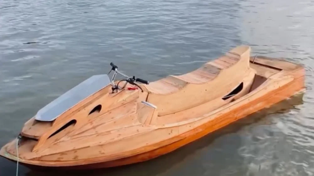 Carpinteiro cria jetski de madeira que viraliza na web e recebe visita da Marinha