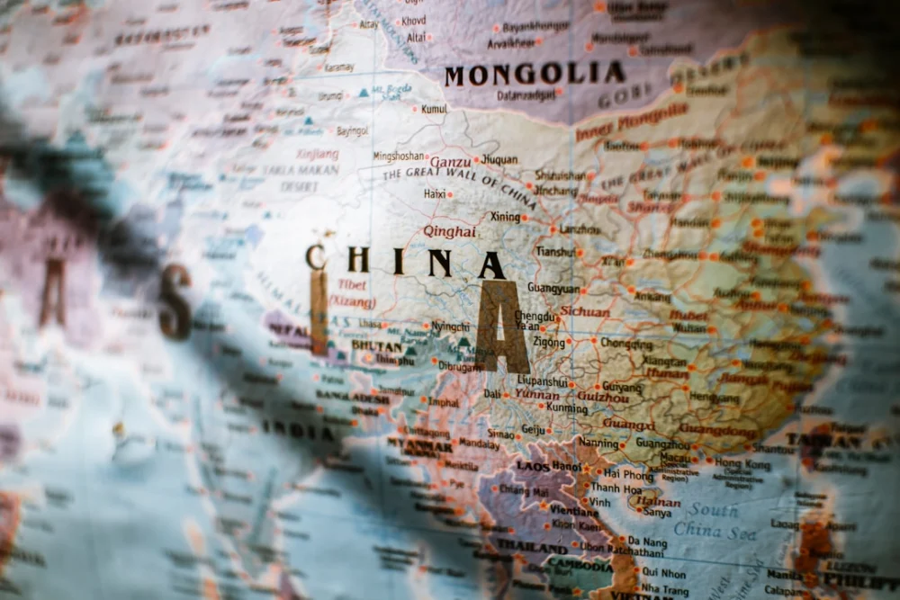China ganha espaço na corrida da IA com estratégia baseada em baixo custo