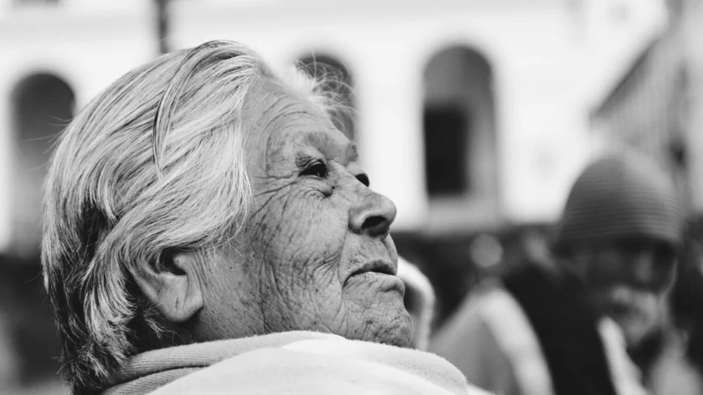 Ciência explica por que as mulheres vivem mais do que os homens e a resposta vai muito além dos hábitos de vida