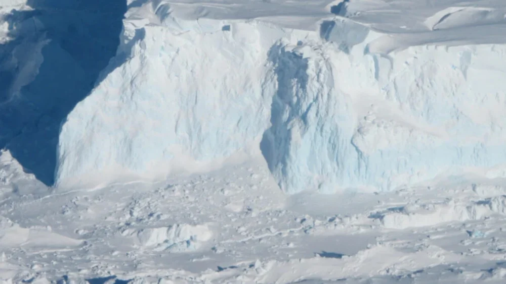 Cientistas perfuram mais de 550 metros de gelo na Antártida e descobrem mecanismo que acelera o avanço dos glaciares