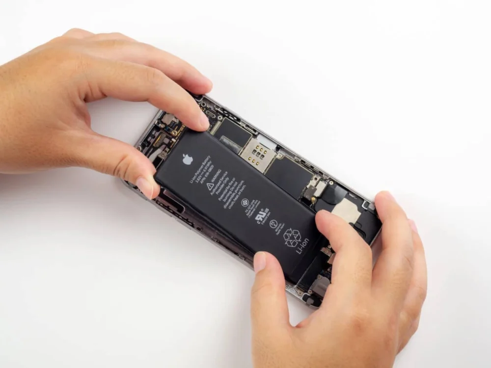 Código do iOS 27 faz referência a iPhone com mais de uma bateria