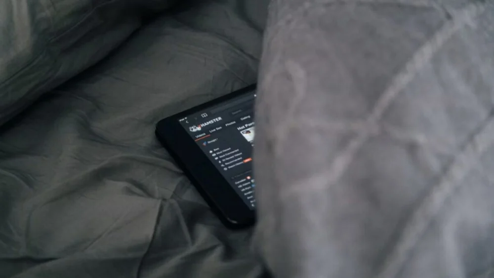 Dormir com o celular ao lado da cama faz mal? A ciência separa os mitos do que realmente afeta o sono