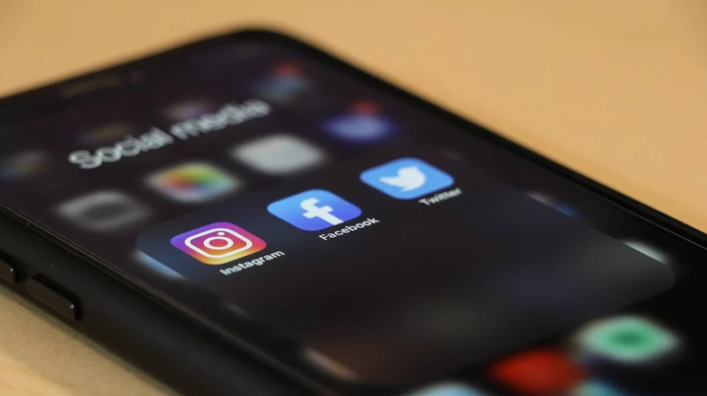 EUA: adolescente retira ação contra Meta por dependência em redes sociais
