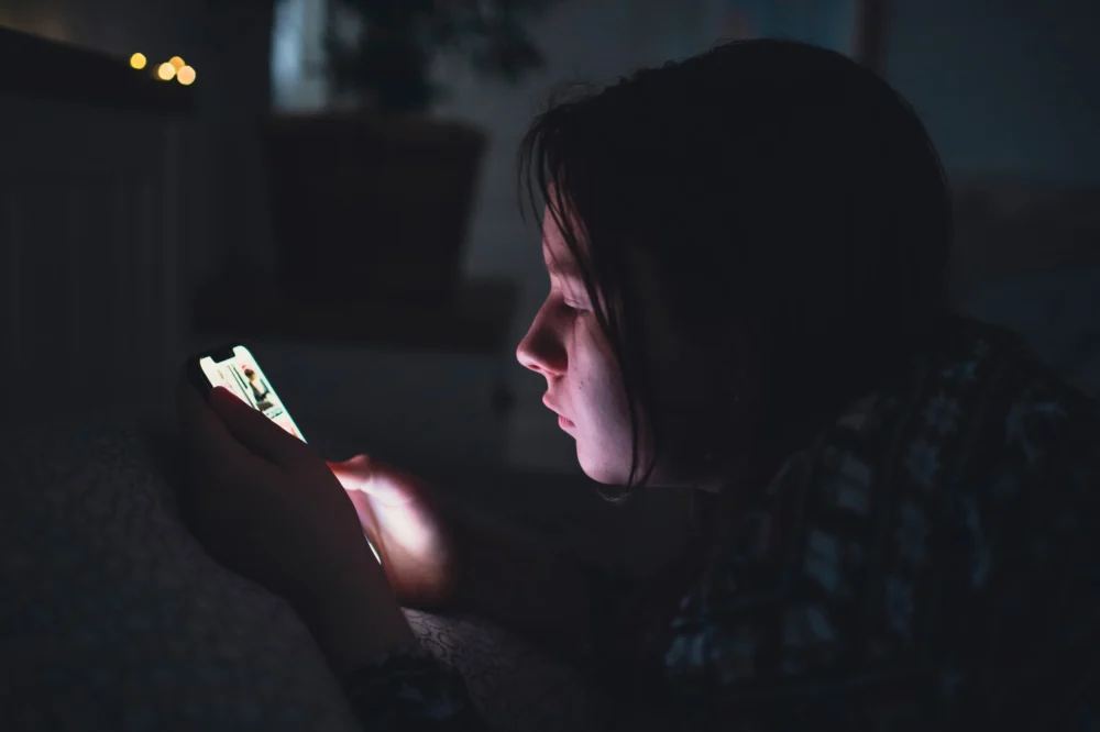 França decide proibir redes sociais para menores de 15 anos; veja como vai funcionar