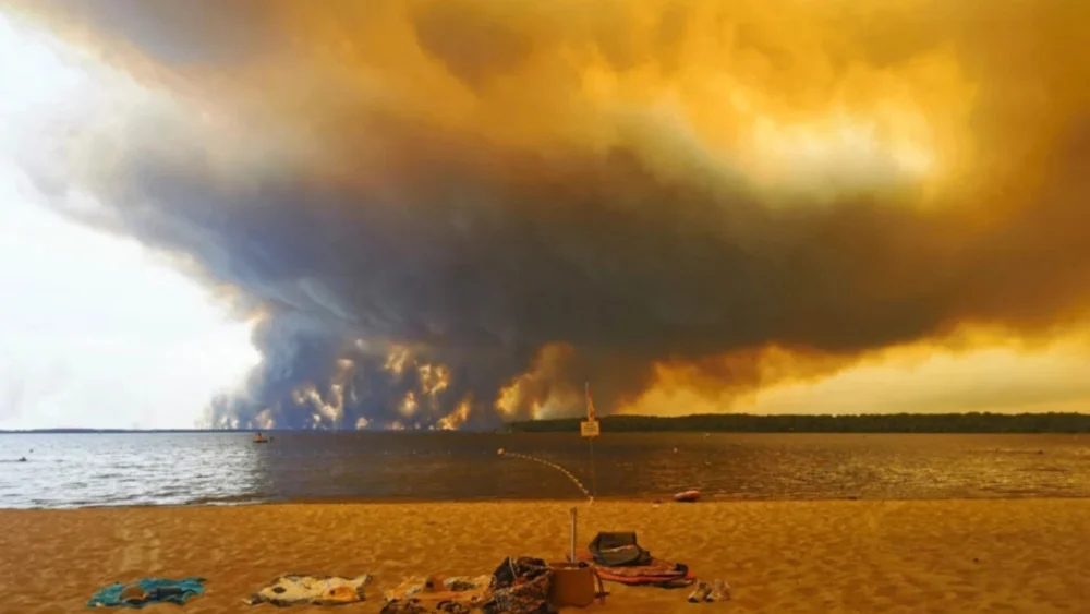 Incêndios na França provocam fenômeno inédito no país: gigantescas nuvens de fogo preocupam especialistas