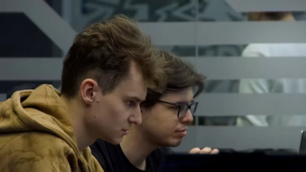 Jovens resgatam o ludismo e questionam o uso excessivo da tecnologia e da inteligência artificial