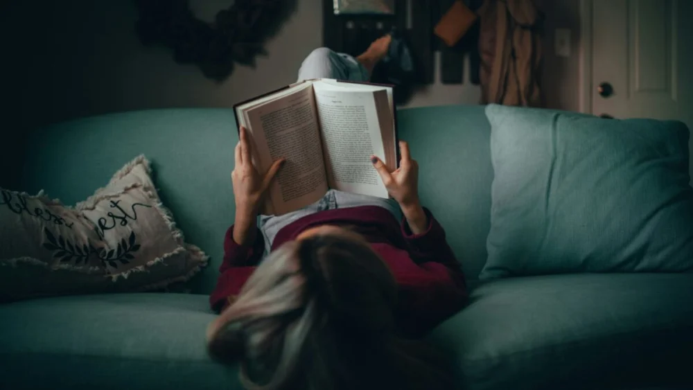 Ler pode fazer pelo cérebro algo que nem exercícios e sono conseguem, sugere novo estudo