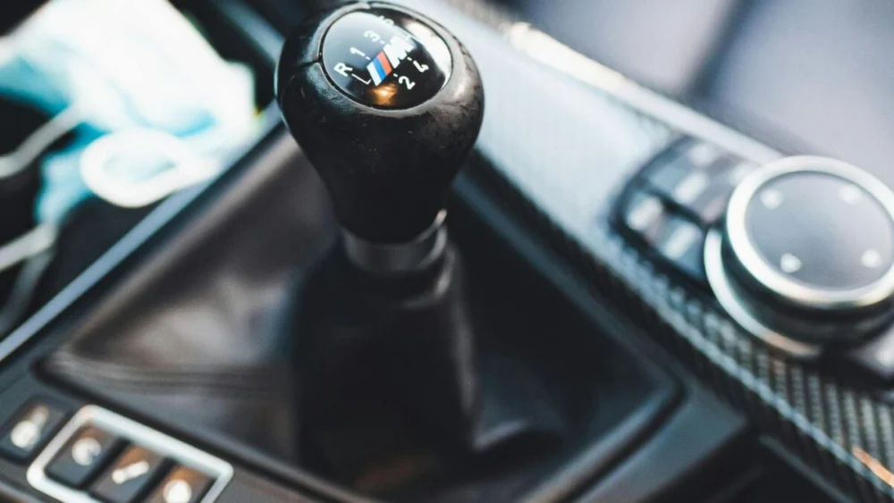 Neurocientista por trás de Brain Training afirma que dirigir carro manual pode ajudar a manter o cérebro ativo