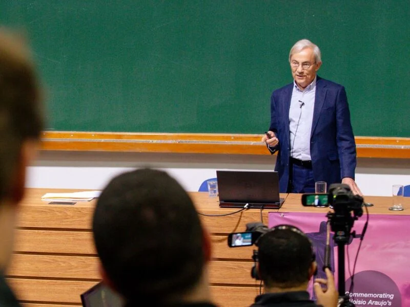 Nobel da economia diz que impacto da IA no emprego é superestimado