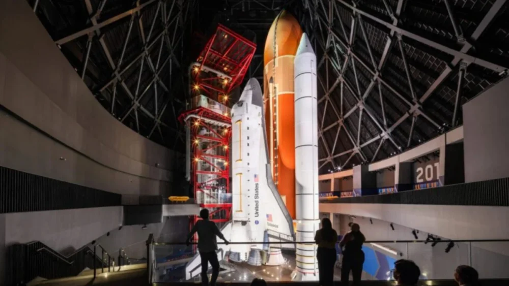 O ônibus espacial Endeavour vai ganhar um novo lar — e será exibido como se estivesse prestes a decolar pela primeira vez desde sua aposentadoria