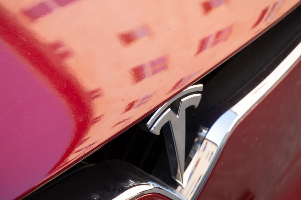 Tesla e Alphabet perdem R$ 2,5 tri em valor de mercado ao destacarem IA