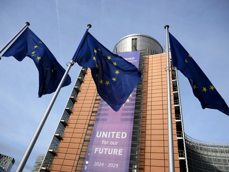 UE exige que empresas incluam rótulo em conteúdos feitos com IA