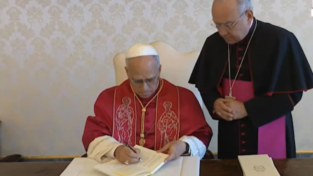 Vaticano toma medida raríssima contra grupo ultraconservador, e o caso reacende um debate que cresce no Brasil