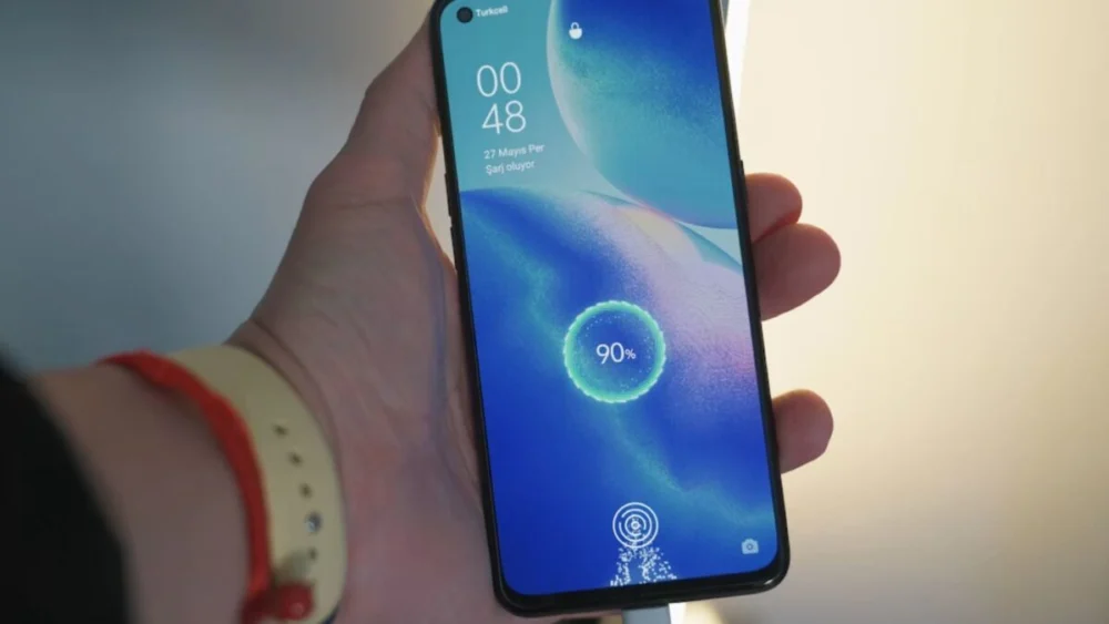 Você usa o celular enquanto ele carrega? Especialistas fazem um alerta sobre um hábito muito comum