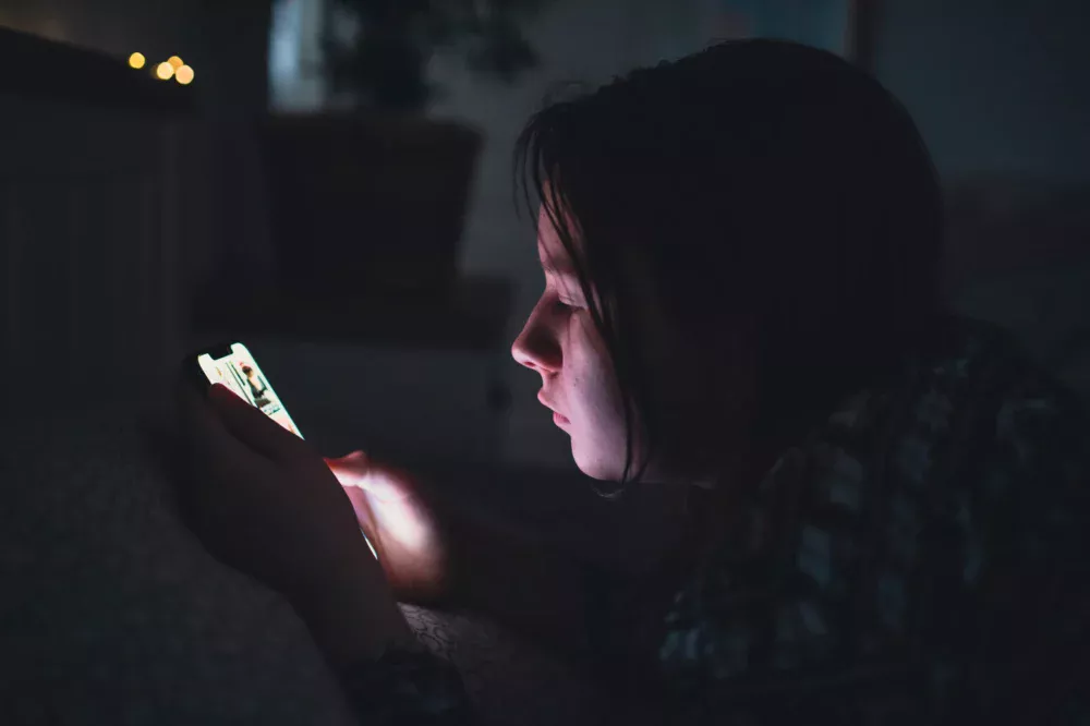 França decide proibir redes sociais para menores de 15 anos; veja como vai funcionar
