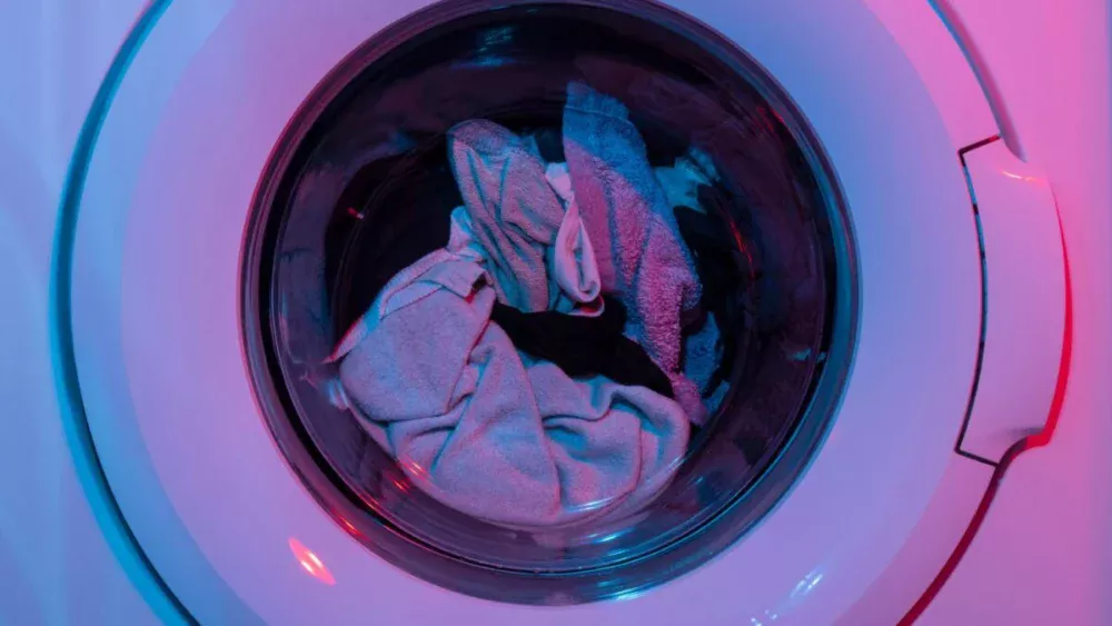 Lavar roupas pode ter consequências que vão muito além da conta de água e luz