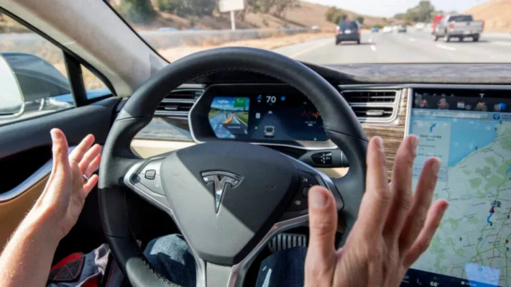 Tesla pode exigir verificação de identidade para liberar recursos de direção assistida