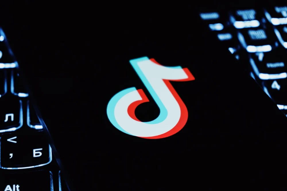 UE acusa TikTok de expor menores a riscos online