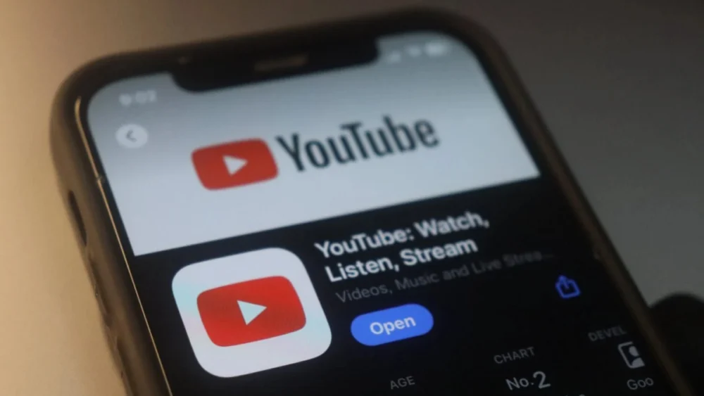 YouTube endurece regras contra conteúdo perturbador e vídeos genéricos feitos por IA