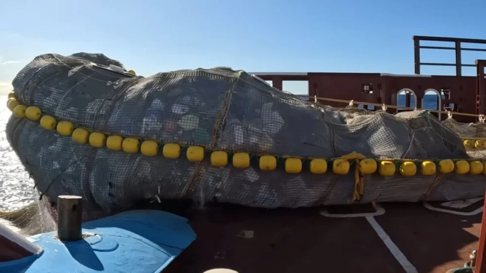 A maior “aspiradora” do planeta quer remover quase todo o plástico flutuante dos oceanos