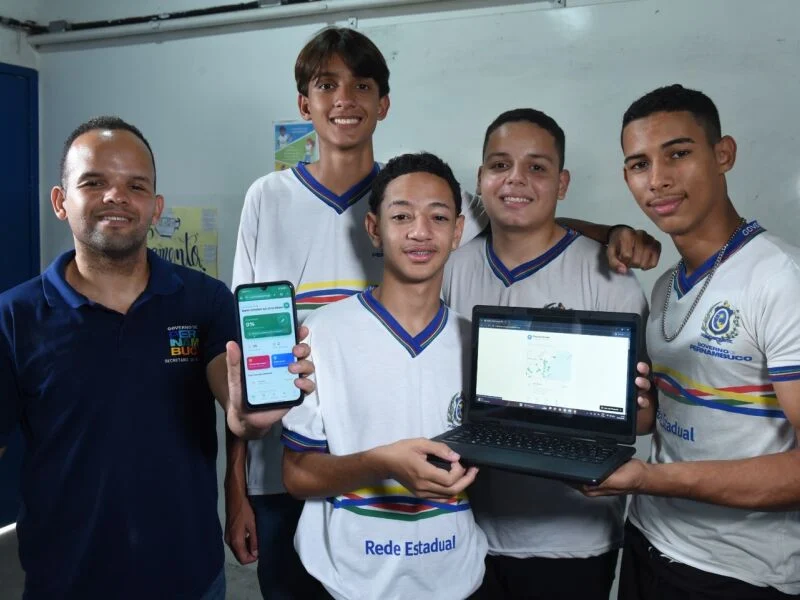 Alunos do Ensino Médio desenvolvem app para incentivar vacinação entre jovens