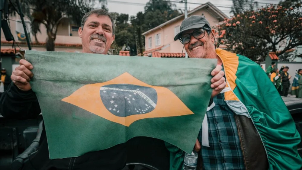 Amnistia criou anúncios eleitorais falsos no Brasil e descobriu até onde eles conseguiam chegar