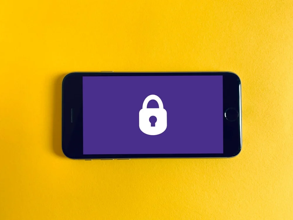 Apple envia alertas sobre "ataques espiões" na tela de iPhones; entenda