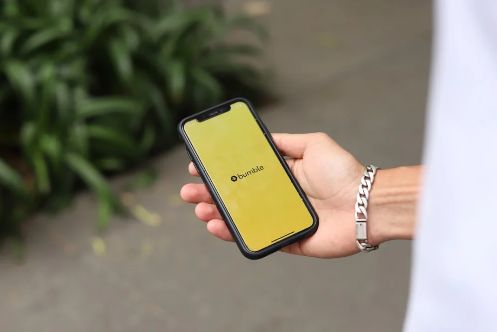 Bumble acaba com regra de que apenas mulheres iniciam conversa em matches
