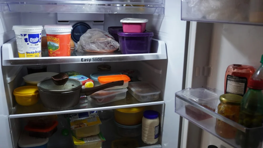 Como limpar a geladeira do jeito certo para evitar odores e contaminações