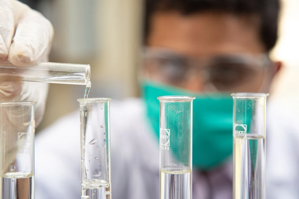 Dupla de cientistas cria IA focada em física que supera Google e Anthropic