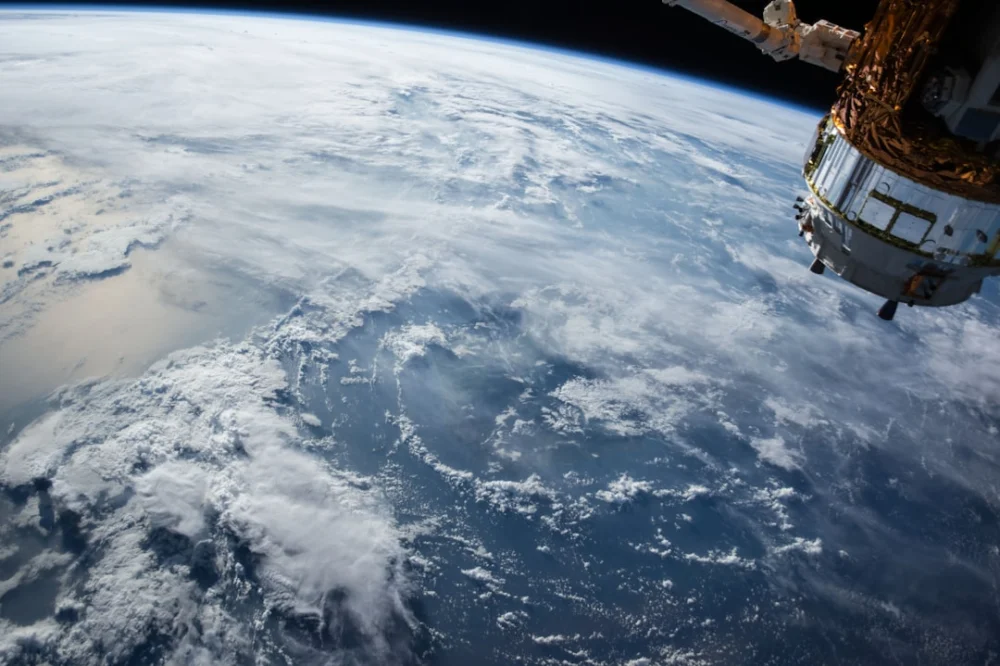 Em caminhada espacial, astronautas reparam Estação Espacial Internacional
