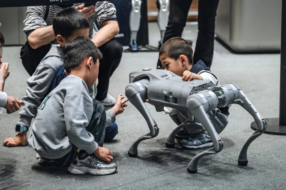 Entrei numa feira de robôs da China e descobri o grande problema do país