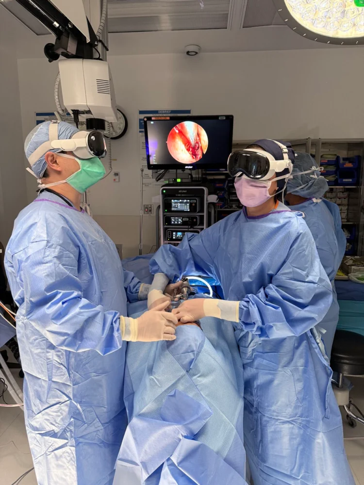 Estudo avalia uso do Apple Vision Pro como monitor principal em cirurgia