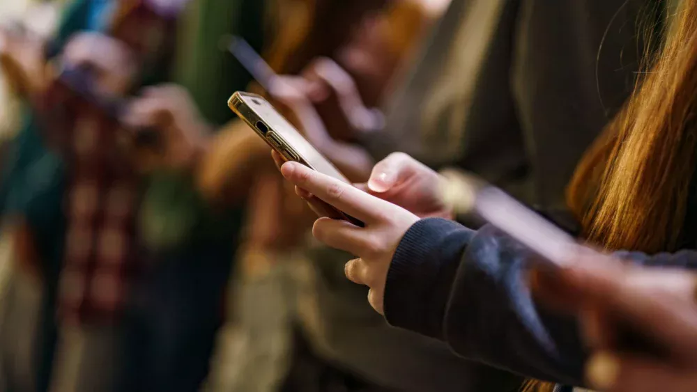 França suspende lei que bania redes sociais para menores
