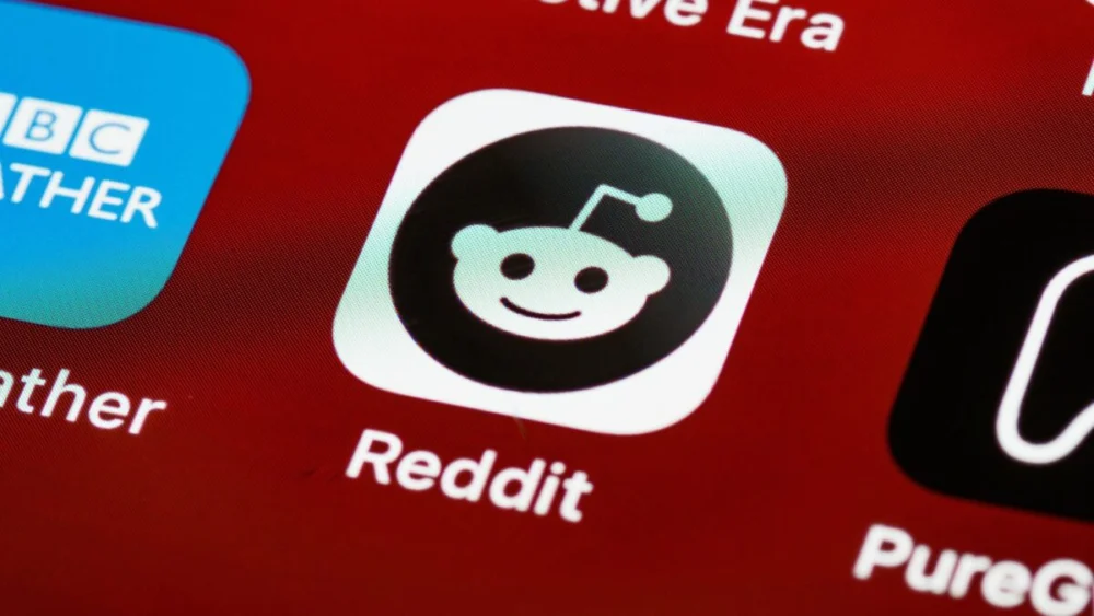 Histórias do Reddit fazem sucesso no TikTok há anos e a plataforma finalmente decidiu reagir