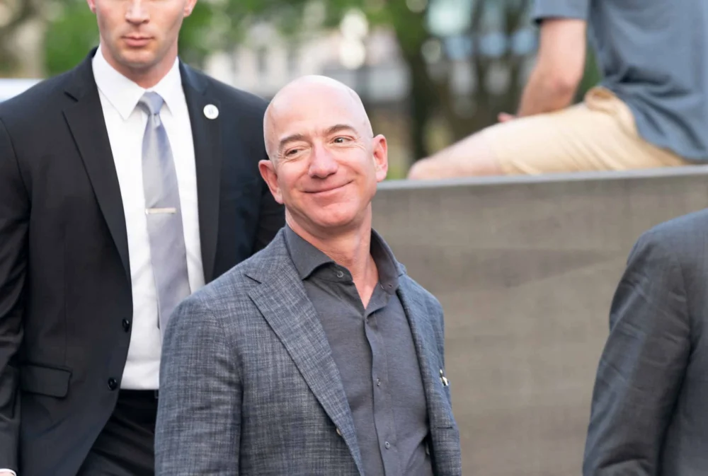 Jeff Bezos e bilionário brasileiro se unem para comprar clube de futebol
